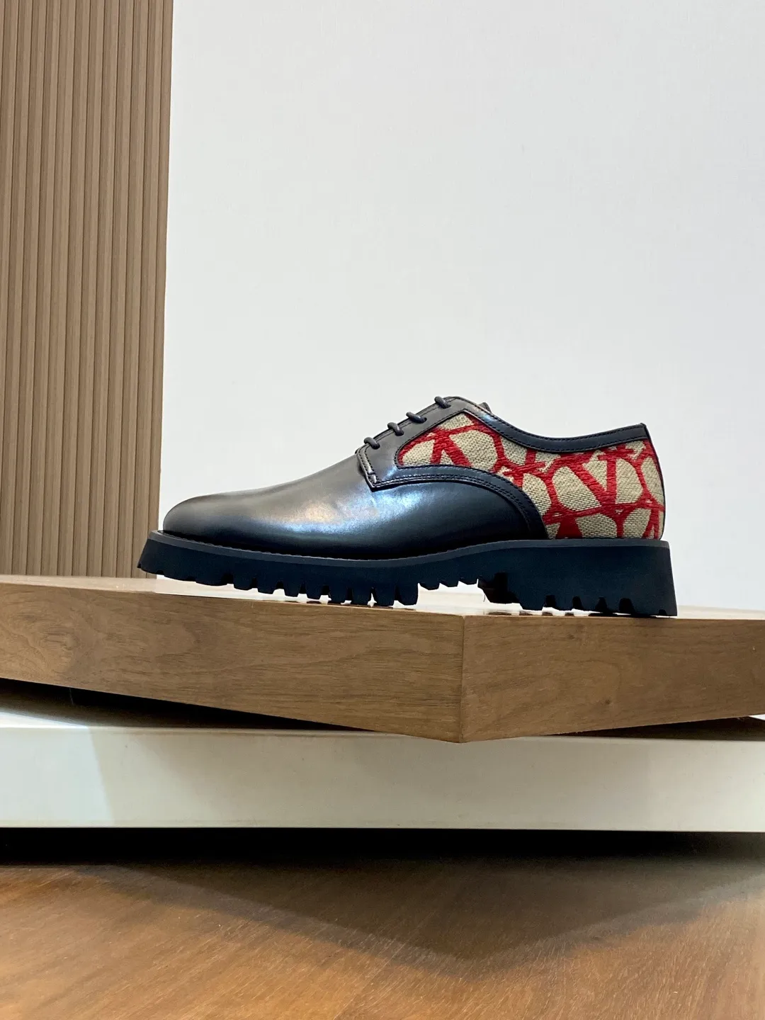 Men's shoes 💰740 VALENTINO Valentino's new men's fashionable casual leather shoes. These leather shoes are made of imported cowhide leather uppers, dyed calfskin lining and calfskin insoles. The upper foot is soft, comfortable and breathable. Comes with complete packaging in the original box! Visible details and quality. Size: 39-44 (customized at 38.45.46)